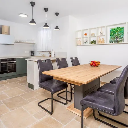 3 Bedroom Lovely In Ferienhaus *