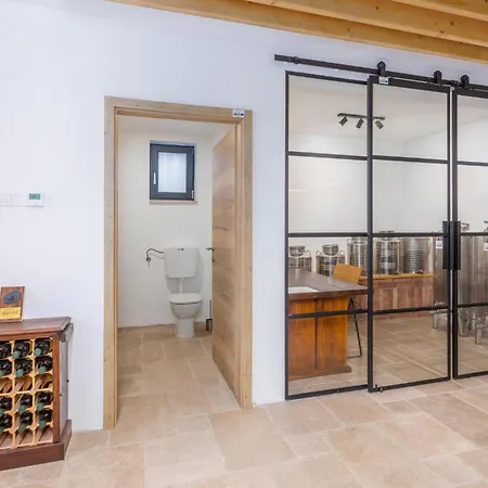 3 Bedroom Lovely In Ferienhaus Jurdani