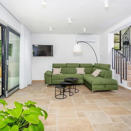 3 Bedroom Lovely In Holiday home Jurdani