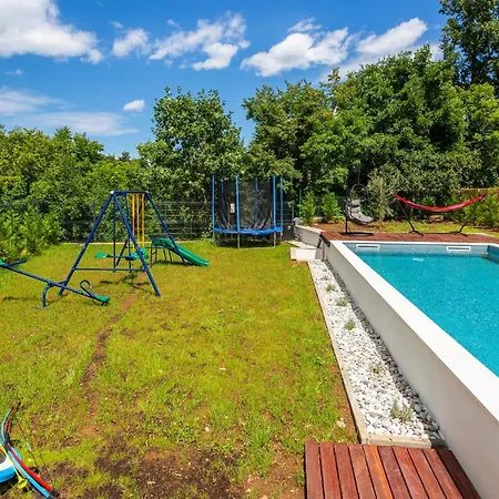 3 Bedroom Lovely In Jurdani
