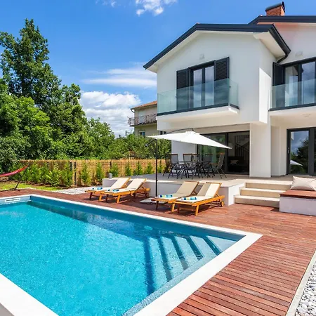 3 Bedroom Lovely In Holiday home