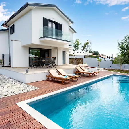 3 Bedroom Lovely In * Jurdani