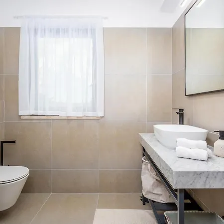 3 Bedroom Lovely In * Jurdani